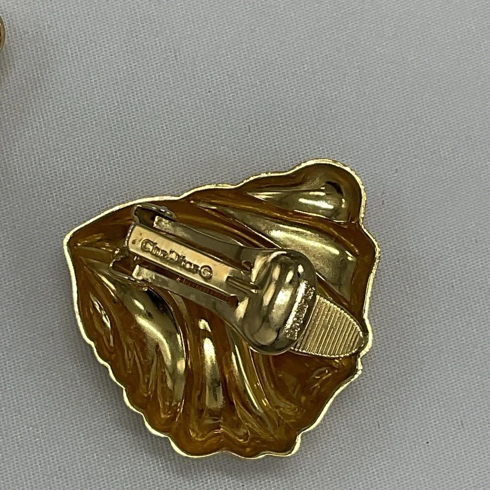 Vintage Christian Dior Gold Tone Shell Clip On Earrings Ribbed Signed Designer - Picture 4 of 12